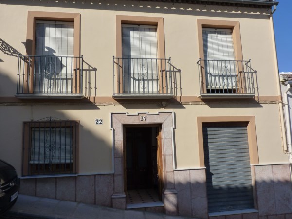 Large well priced 3 bedroomed corner house with garage in central Antequera town