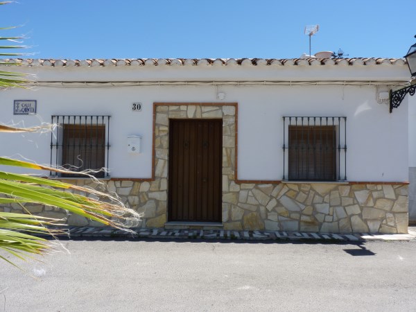 A charming compact house, in a tranquil location, with spacious private patio. Antequera town. 