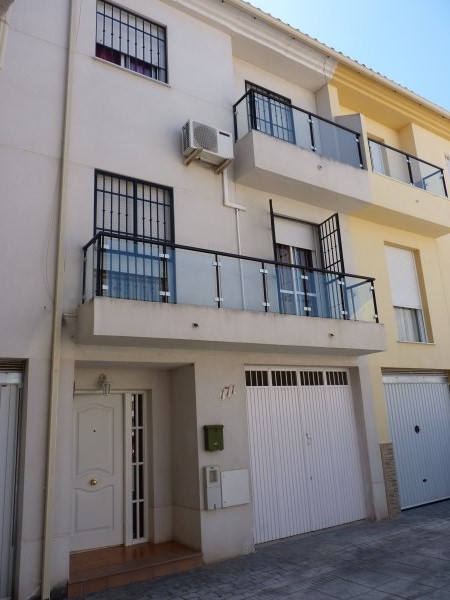 Nicely presented 3 bedroom townhouse near Antequera Sports Club. Large garage. 