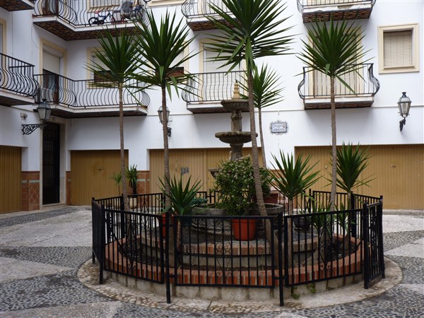 Very well located 3 bedroom apartment in private courtyard