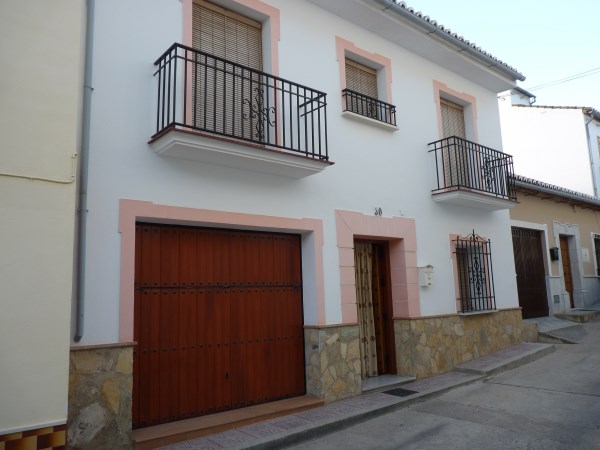 Elegant 4 bed 2 bath townhouse in Antequera town. Garage.