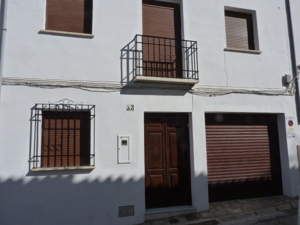 Fully modernised 2 Bedroom townhouse in the centre of the old town. Garage.